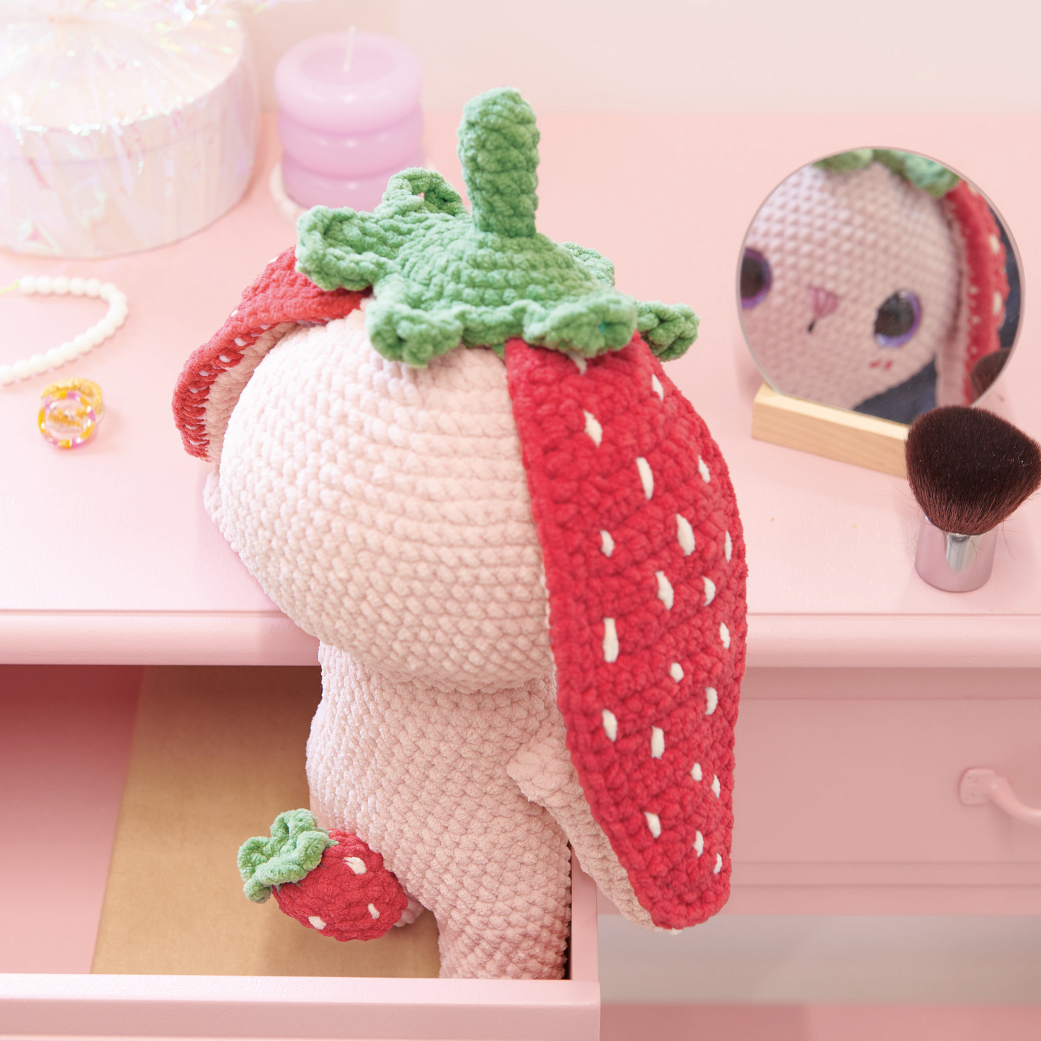 Häkelset Strawberry Bunny Modell 03 aus Chenillove Big Cuties